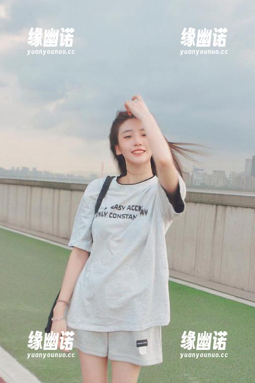 视频里的瓜比我家冰箱里的菜都新鲜，快来“劲爆吃瓜”追瓜吧！